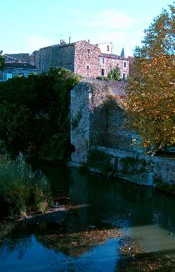 Holiday houses and vacation rentals in Provence and Languedoc, many villas with pools, southern France