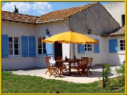 Holiday houses and vacation rentals in Provence and Languedoc, many villas with pools, southern France