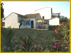 Holiday houses and vacation rentals in Provence and Languedoc, many villas with pools, southern France