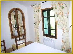 Holiday houses and vacation rentals in Provence and Languedoc, many villas with pools, southern France