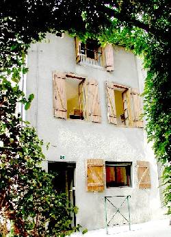 Holiday houses and vacation rentals in Provence and Languedoc, many villas with pools, southern France