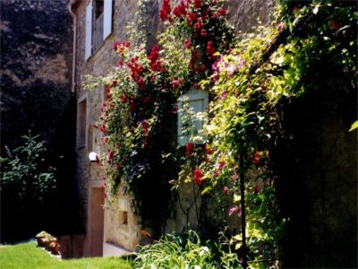 Holiday houses and vacation rentals in Provence and Languedoc, many villas with pools, southern France